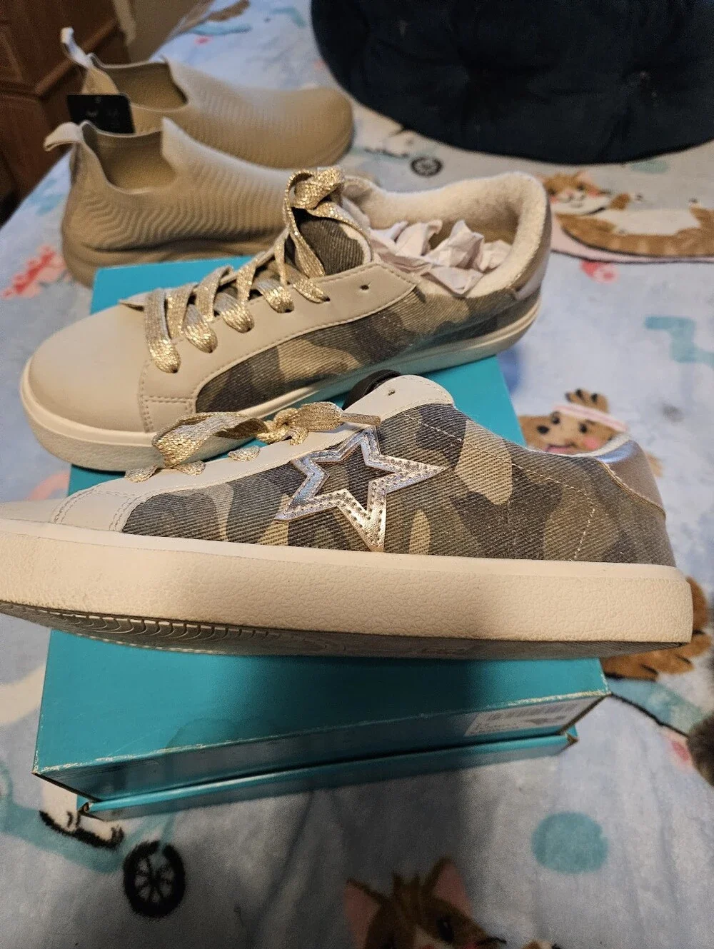 Casual Women's Camouflage Star Lace-Up Sneakers - Gold Accents